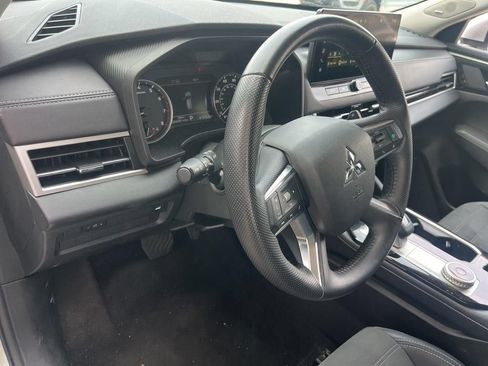 Used 2025 Mitsubishi Outlander SE FWD image 9
