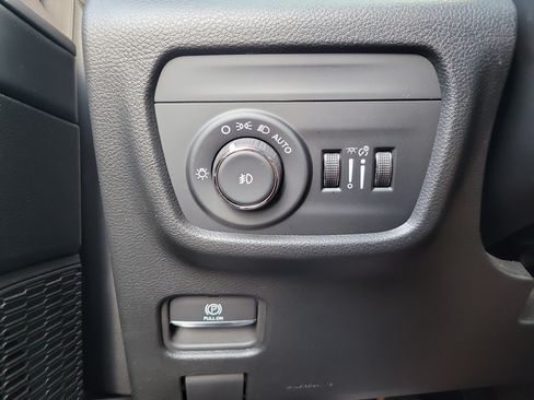 Used 2025 Jeep Grand Cherokee Limited w/ Black Appearance Package RWD image 32