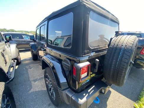 Used 2024 Jeep Wrangler Unlimited w/ Convenience Group AWD/4WD image 4