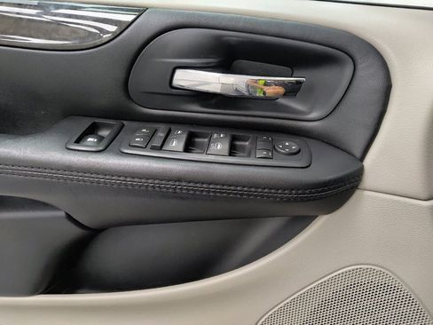 Used 2016 Dodge Grand Caravan SXT w/ Rear Park Assist Package FWD image 27