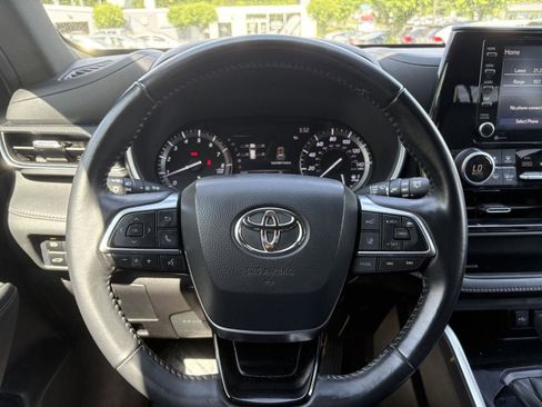 Used 2021 Toyota Highlander XSE image 11