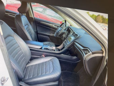 Used 2018 Ford Fusion SE FWD image 10