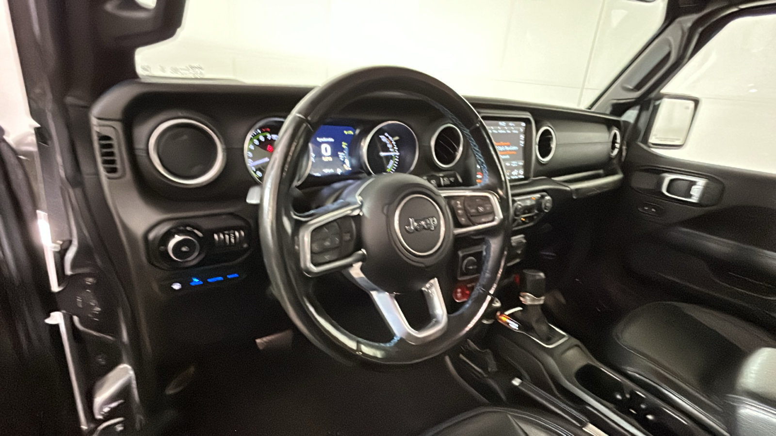 Used 2022 Jeep Wrangler Unlimited Rubicon 4xe w/ Cold Weather Group AWD/4WD image 16
