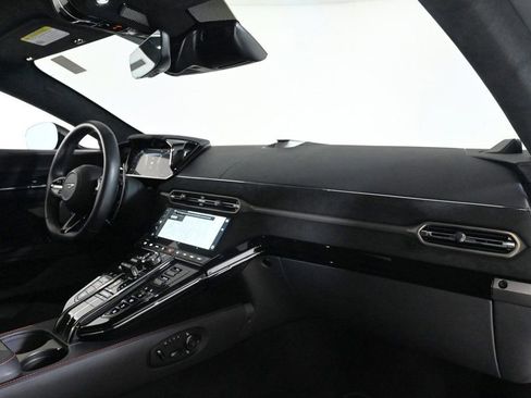 Used 2025 Aston Martin V8 Vantage Coupe image 19