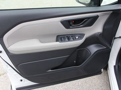Certified 2025 Subaru Forester Premium AWD/4WD image 16