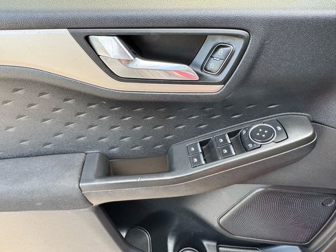 Used 2020 Ford Escape SE image 10