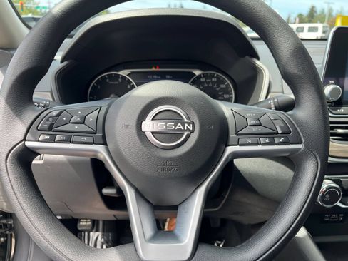 Used 2025 Nissan Altima 2.5 SV FWD image 28