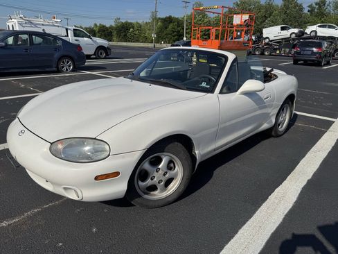 Used 2000 MAZDA MX-5 Miata RWD image 2