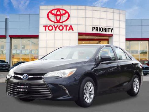 Used 2017 Toyota Camry LE FWD image 1