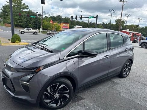 Used 2023 Chevrolet Bolt LT FWD image 2