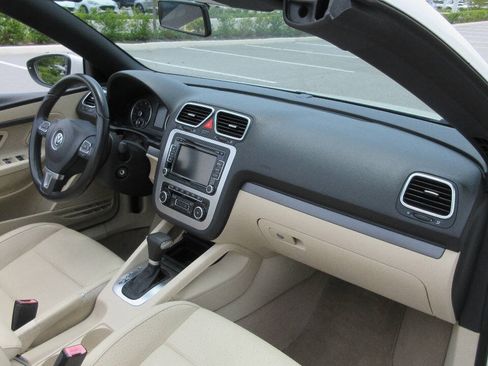 Used 2011 Volkswagen Eos Komfort FWD image 16