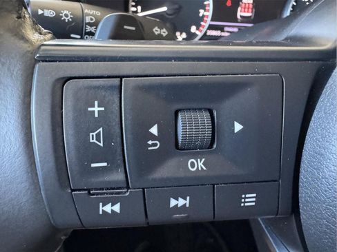 Used 2025 Nissan Pathfinder SV FWD image 15