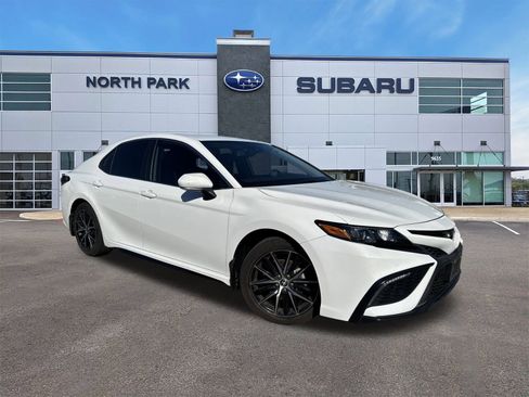 Used 2022 Toyota Camry SE image 1