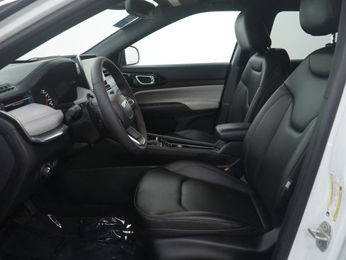 Used 2024 Jeep Compass Limited image 16