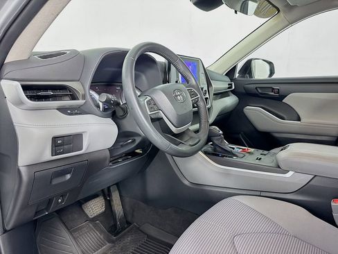 Used 2023 Toyota Highlander LE image 12