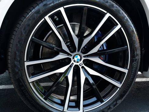 Used 2024 BMW X5 xDrive40i w/ M Sport Package AWD/4WD image 23