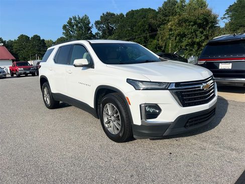 Used 2023 Chevrolet Traverse LT w/ LPO, Cargo Package AWD/4WD image 2