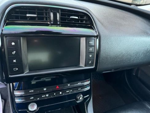Used 2017 Jaguar XE image 12