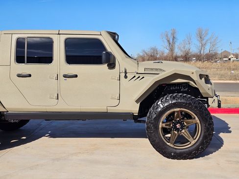 Used 2023 Jeep Gladiator Sport AWD/4WD image 17