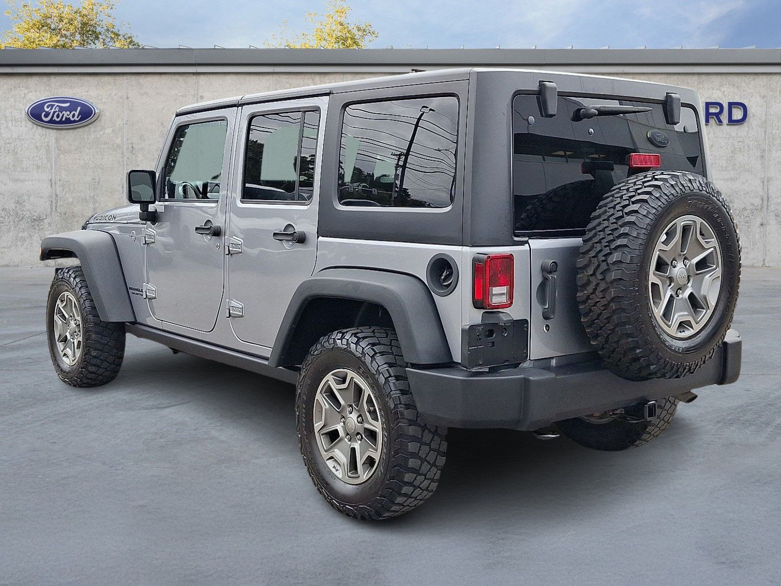 Used 2016 Jeep Wrangler Unlimited Rubicon w/ Connectivity Group AWD/4WD image 4