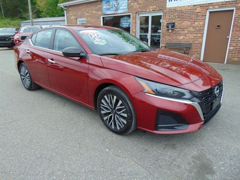 Used 2024 Nissan Altima 2.5 SV FWD image 3
