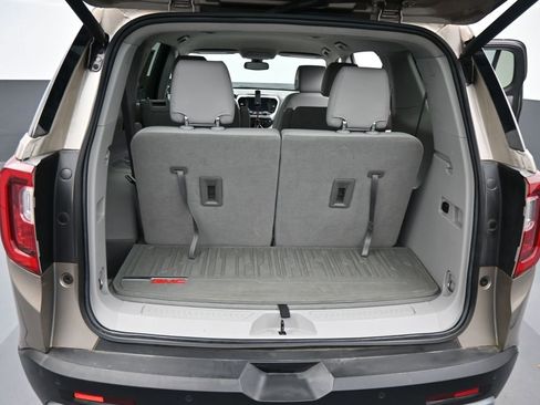 Used 2022 GMC Acadia SLT w/ Technology Package image 2