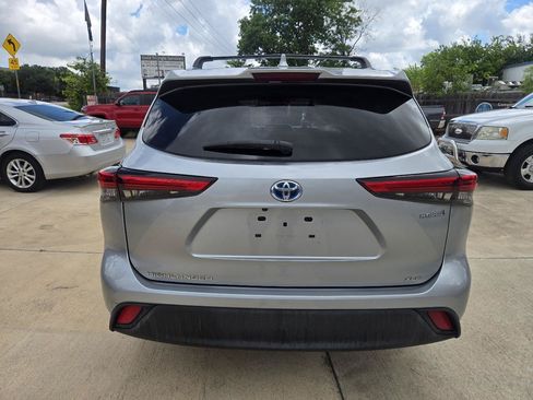 Used 2020 Toyota Highlander XLE AWD/4WD image 6