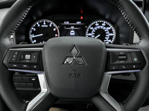 New 2025 Mitsubishi Outlander SE image 20
