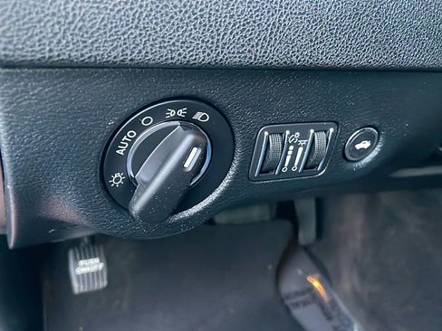 Used 2018 Chrysler 300 Touring image 37