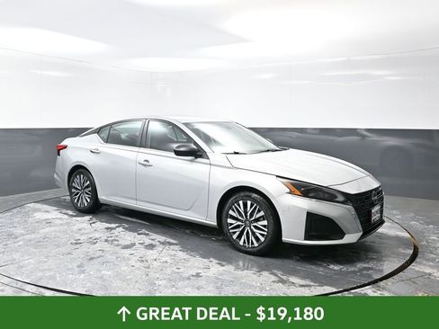 Used 2024 Nissan Altima 2.5 SV image 5