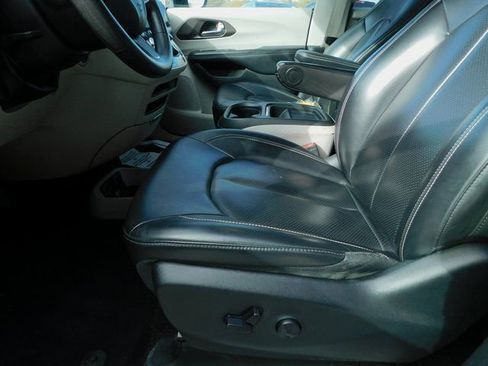 Used 2020 Chrysler Voyager Lxi image 8