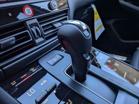 Certified 2025 Porsche Macan S AWD/4WD image 22