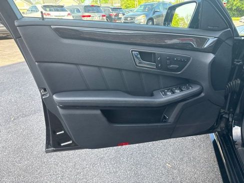 Used 2010 Mercedes-Benz E 550 4MATIC Sedan image 9