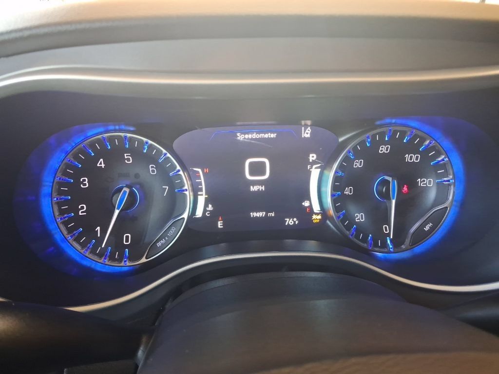 Used 2025 Chrysler Pacifica Select FWD image 2