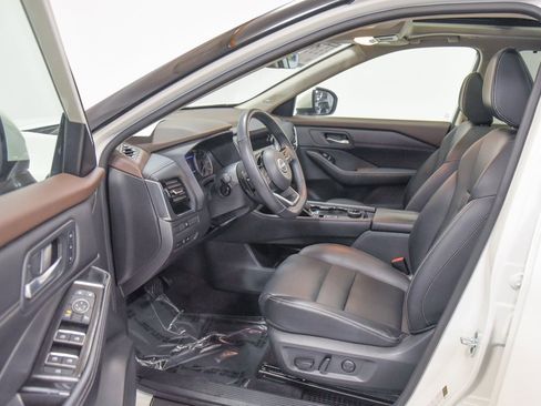 Used 2023 Nissan Rogue SL w/ SL Premium Package image 2