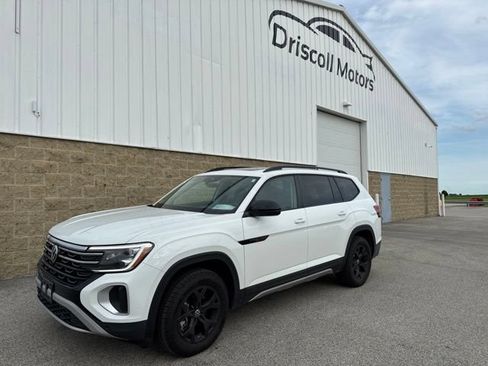 Used 2025 Volkswagen Atlas Peak Edition SE AWD/4WD image 2
