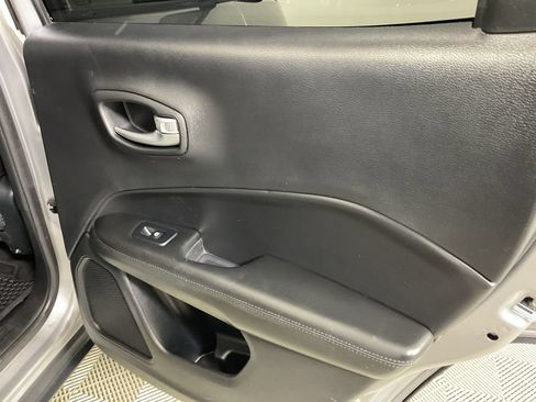 Used 2019 Jeep Compass Latitude AWD/4WD image 21