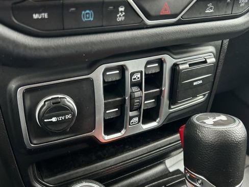 Used 2025 Jeep Wrangler Unlimited Sahara image 35