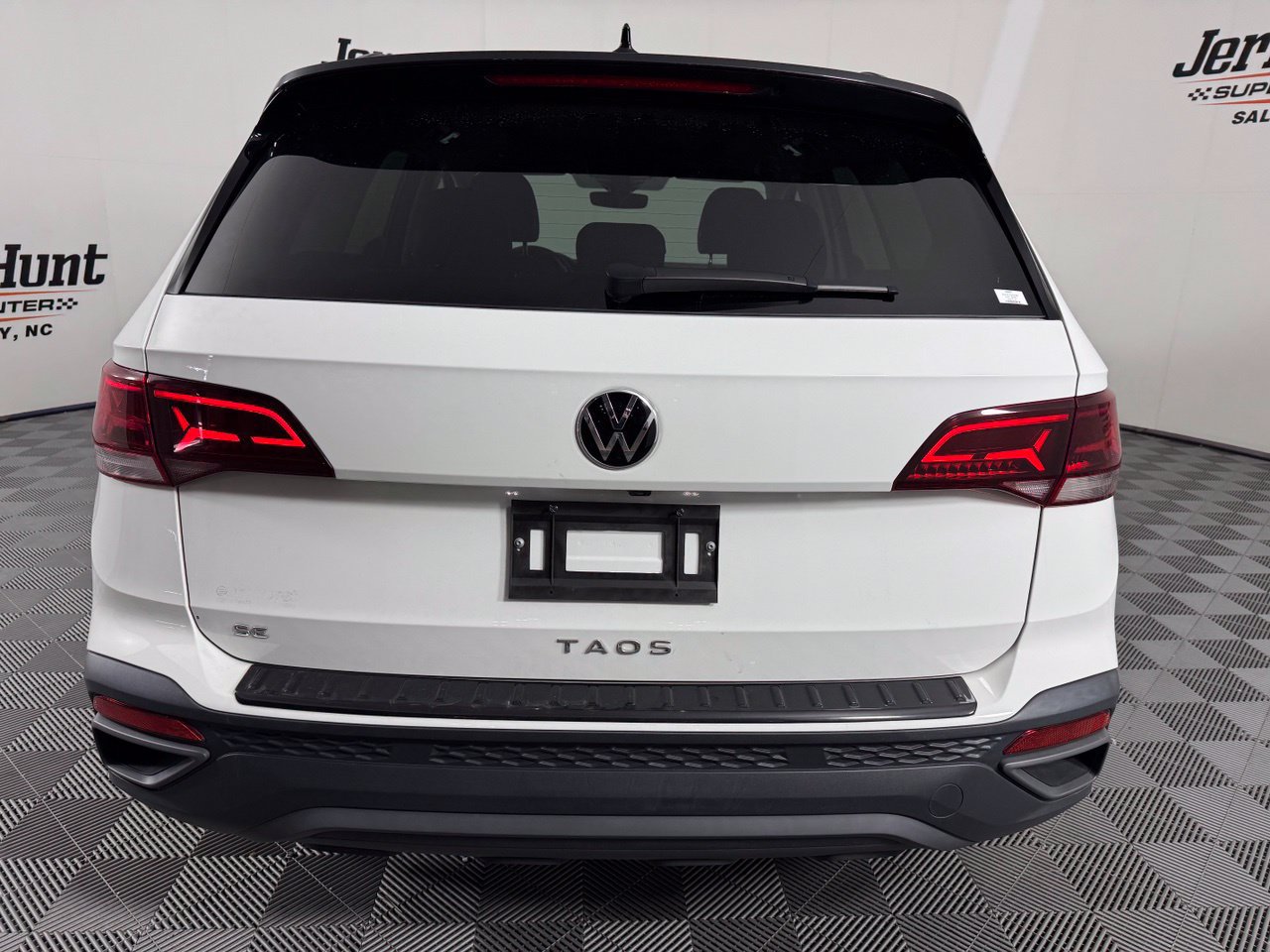 Used 2024 Volkswagen Taos SE FWD image 8