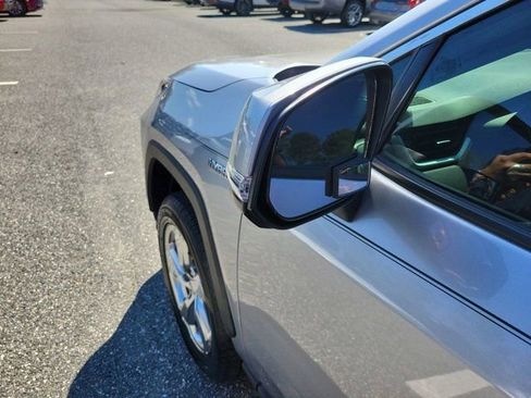 Used 2021 Toyota RAV4 XLE Premium image 18