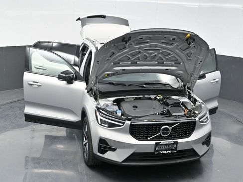 Used 2024 Volvo XC40 B5 Plus image 25