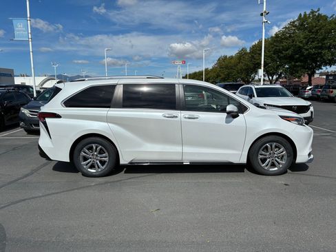 Used 2023 Toyota Sienna Platinum AWD/4WD image 2