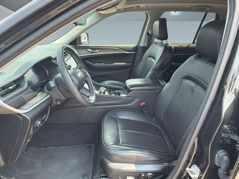 Used 2023 Jeep Grand Cherokee Limited w/ Luxury Tech Group II AWD/4WD image 5