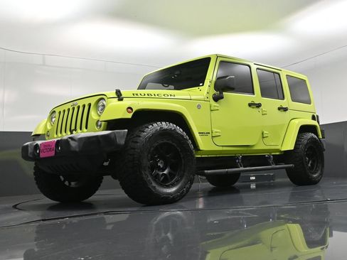 Used 2017 Jeep Wrangler Unlimited Rubicon w/ Connectivity Group AWD/4WD image 29