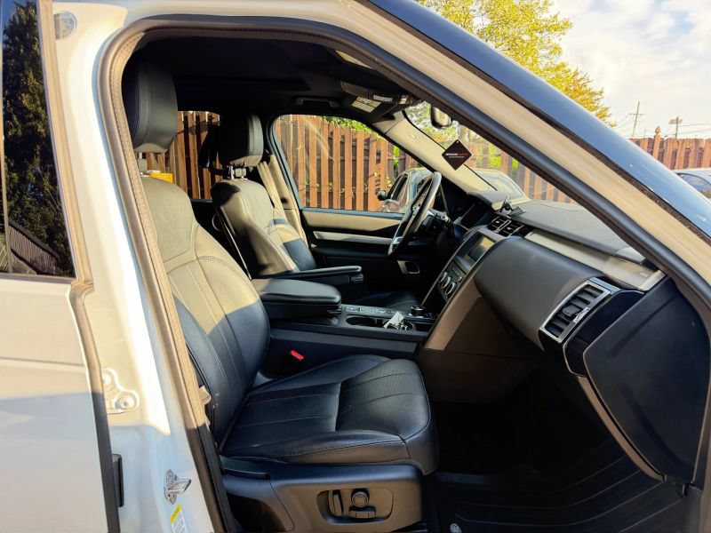 Used 2020 Land Rover Discovery Landmark AWD/4WD image 31