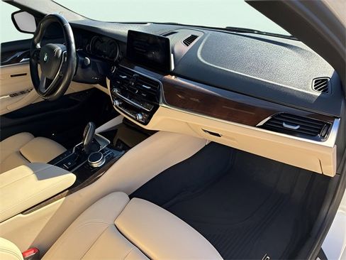 Used 2019 BMW 530e w/ Premium Package image 13