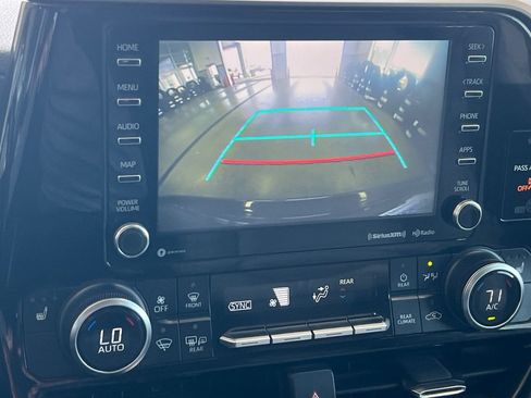 Used 2022 Toyota Highlander XLE AWD/4WD image 17