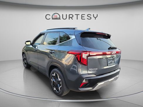 Used 2024 Kia Seltos EX FWD image 2