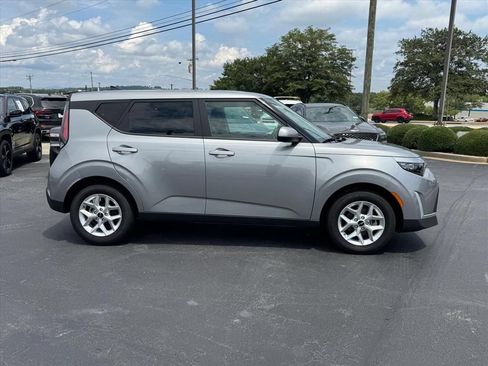 Certified 2025 Kia Soul LX w/ LX Technology Package FWD image 2