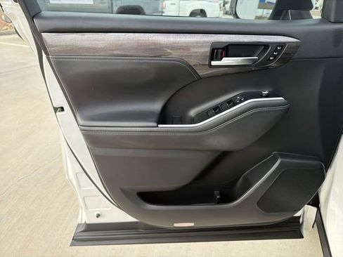 Certified 2021 Toyota Highlander Limited FWD image 9